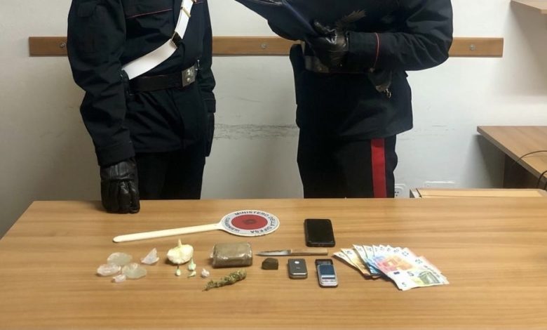 Sorpreso a cedere cocaina: Arrestato dai Carabinieri un 21enne di Niscemi.